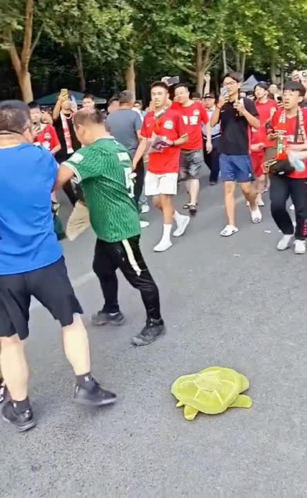 国安河南赛前，落单北京球迷遭河南球迷“毛绒龟”攻击